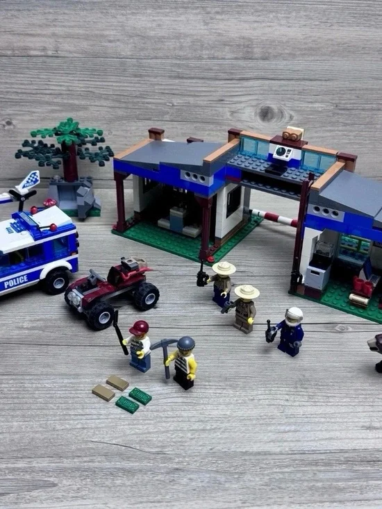 Lego Forest Police Station 4440 High Speed Chase 60138 Fire Car 30221
Minifigure - Picture 4 of 16